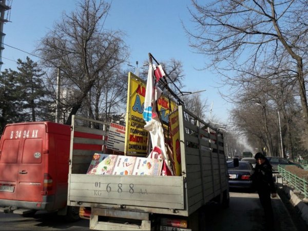 Мэрия Бишкека демонтировала 64 незаконно установленные рекламные конструкции  (фото) — Tazabek