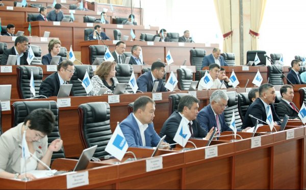 В парламенте просят провести переговоры с КНР для решения проблем перевозчиков КР — Tazabek
