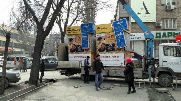 Фото — Мэрия убрала 9 незаконно установленных мобильных пунктов приема платежей по Бишкеку (адреса) — Tazabek