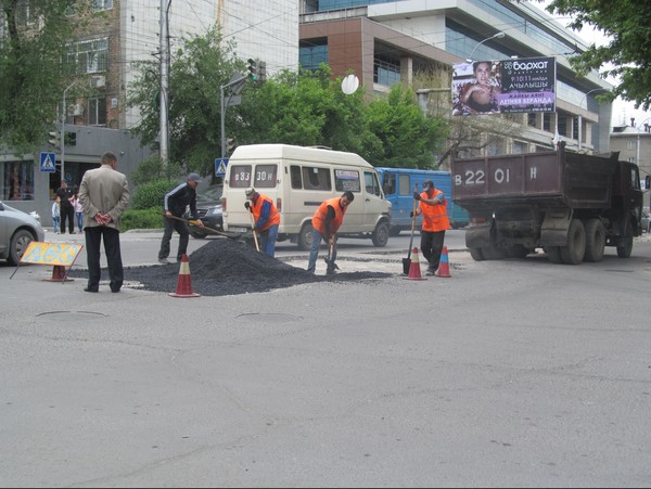 Долгое время в Бишкеке проводился только ямочный ремонт дорог, поэтому сегодня мы имеет то, что имеем, - глава Управления ЖКХ К.Эшатов — Tazabek