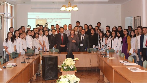 Министр здравоохранения Талантбек Батыралиев раскрыл студентам КГМА секреты, которые приводят к успеху в науке в дальнем зарубежье