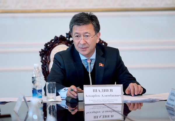 Депутат А.Шадиев возмутился, что глава Госкомпромэнергонедра Д.Зилалиев не приходит на заседание комитета ЖК — Tazabek