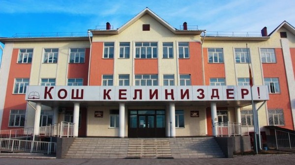 В каких жилмассивах Бишкека есть школы, а в каких нет? (список)