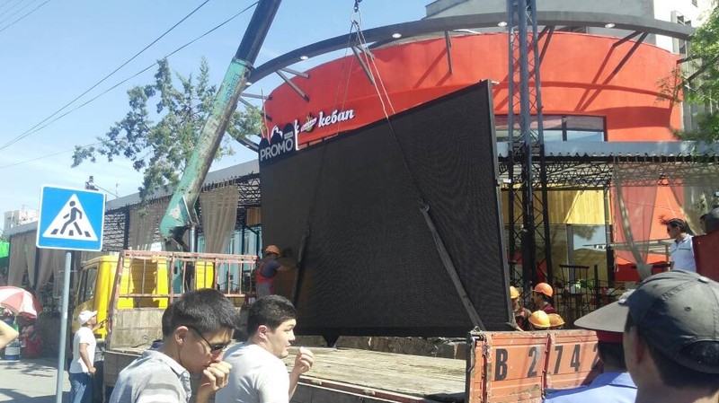 Мэрия Бишкека демонтировала Led-экран в центре столицы (видео) — Tazabek