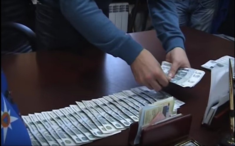 Видео — ГСБЭП задержала сотрудников Бишкекглавархитектуры за вымогательство взятки в размере $2 тыс. — Tazabek