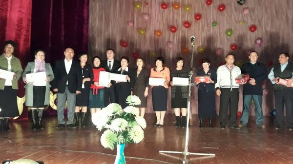 В Кара-Куле учителей наградили Почетными грамотами и ценными призами (фото)
