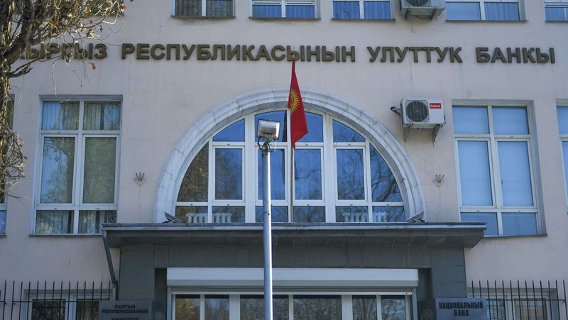 Нацбанк оштрафовал гражданку КР на 100 тыс. сомов за незаконный обмен валюты возле границы с Казахстаном — Tazabek