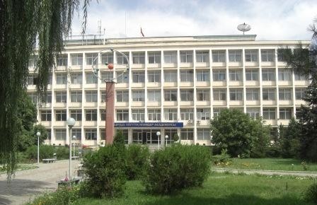 Ряд сотрудников Института языка и литературы им.Ч.Айтматова получили нагрудные знаки «Кыргыз тили»