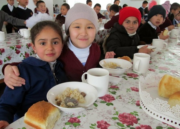 Фото дня. В школе села Кызыл-Адыр Таласской области сегодня на обед были плов и свежеиспеченные булочки