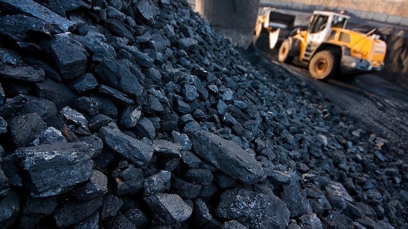 Уголь на севере Кыргызстана продается по 1,5-7 тыс. сомов, на юге – по 1,8-9 тыс. сомов, - правительство — Tazabek
