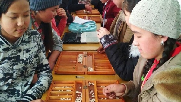 В Кочкоре прошло соревнование по тогуз коргоолу и шахматам среди школьников