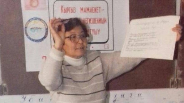 История учителя. Адия из Кара-Бууры, посвятившая 37 лет профессии учителя, дважды занимала должность директора школы