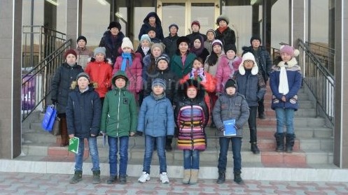 Отличникам из нарынского села Оттук провели экскурсию по культурным учреждениям областного центра