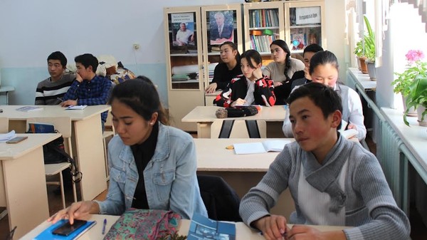 Школьники из 10 сел Иссык-Атинского и Сузакского районов встретятся на дебатном турнире