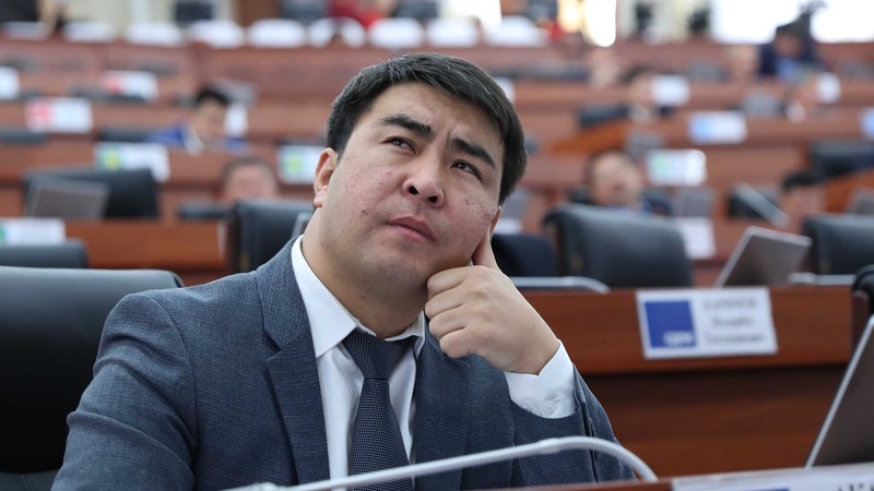 Депутат: На сегодня в «Кыргыз темир жолу» поступило 40 вагонов из 150 и они не отвечают тендерным требованиям — Tazabek
