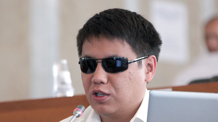 Депутат: Экс-директор ТЭЦ Бишкека Н.Омуркул уулу говорил, что в его время не брали на баланс товары по модернизации ТЭЦ, есть 2 приказа об обратном — Tazabek