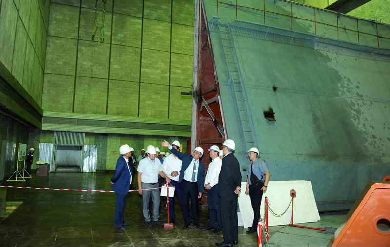 Премьер М.Абылгазиев ознакомился с ходом реабилитации Токтогульской ГЭС и КАГЭС-2 (фото) — Tazabek