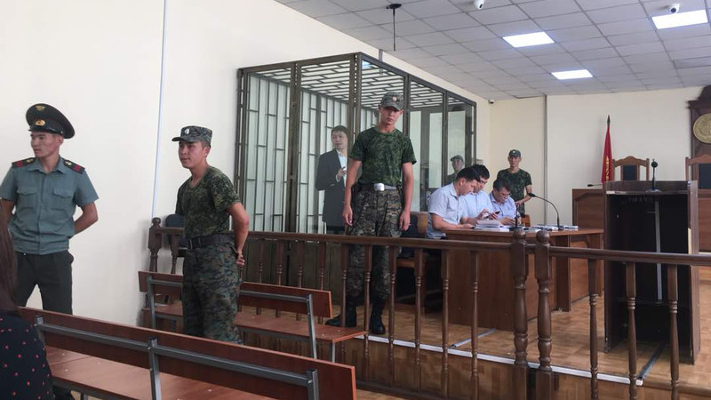 В Бишкекском горсуде рассматривают кассационную жалобу на продление срока содержания под стражей экс-премьера Сапара Исакова — Tazabek