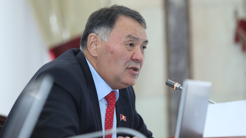 Депутат К.Жолдошбаев: Из Казахстана и России письма приходят, что кыргызстанская таможня контрабанду сильно развивает — Tazabek