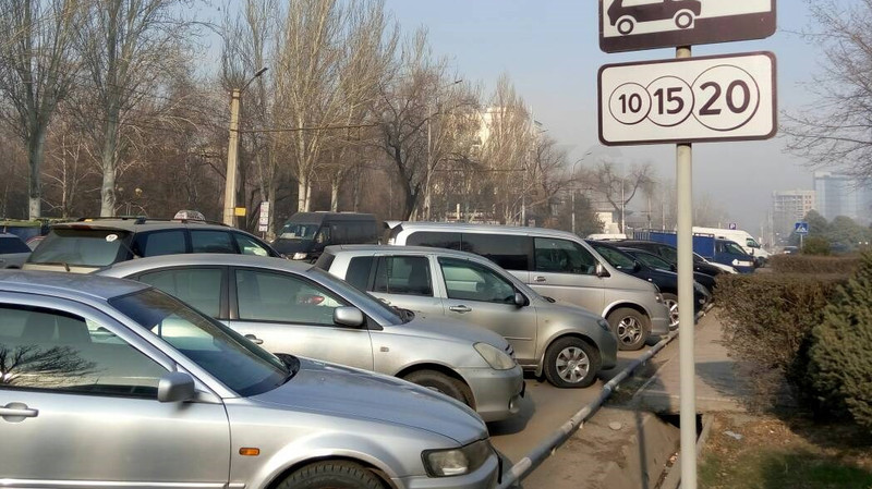 В последнее время дороги стали стоянкой, в Бишкеке невозможно проехать, - депутат — Tazabek