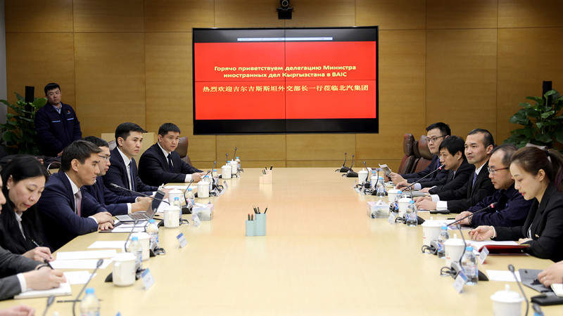 Министр Ч.Айдарбеков обсудил с китайской компанией возможность реализации совместных проектов в области промышленности и возобновляемых источников энергии — Tazabek