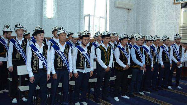 Фото — Муфтий Кыргызстандагы 4 медресенин бүтүрүүчүлөрүнө дипломдорду тапшырды
