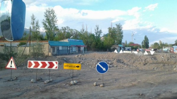 Фоторепортаж — Строительные работы на автодороге Балыкчы—Корумду до сих пор приостановлены — Tazabek