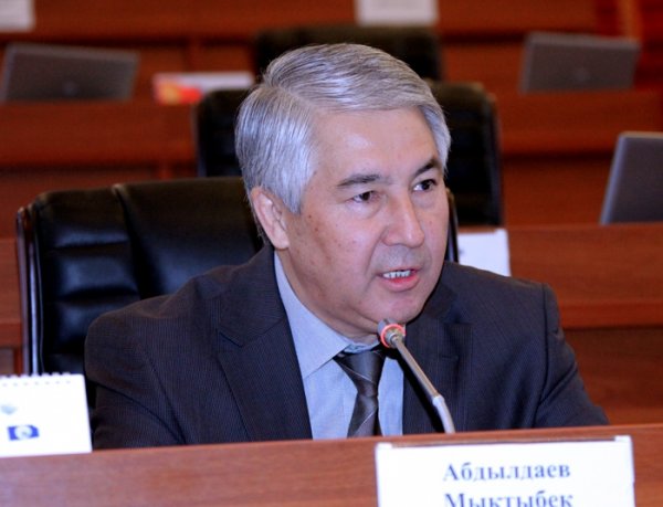 Депутат М.Абдылдаев удивляется, где тротуары у дорог, которые строятся в Иссык-Кульской области — Tazabek