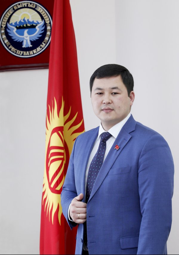 Депутат А.Жамангулов поинтересовался, почему правительство после отказа от KG-номеров выпустило себе специальные номера серии AC — Tazabek