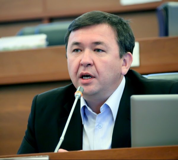 Депутат А.Арапбаев: Казахстан уже 9 дней, как перешел на унифицированные тарифы ЖД перевозок, а «Кыргыз Темир Жолу» еще не перешла — Tazabek