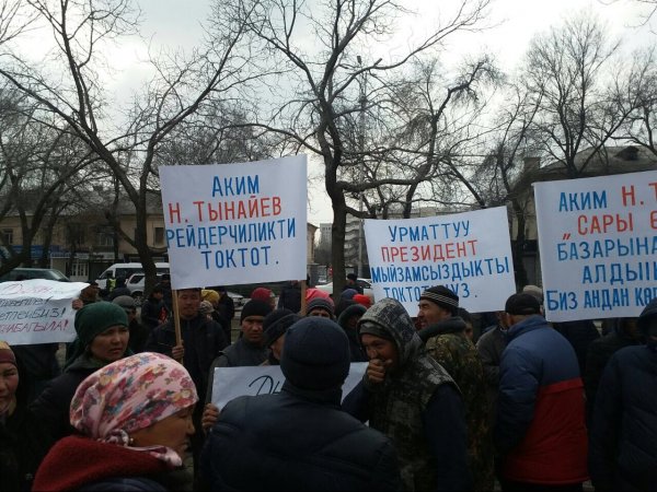 Группа людей провела митинг у Белого дома из-за закрытия улицы Фучика на ремонт (фото) — Tazabek