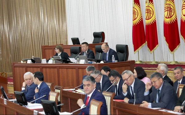 В парламенте подняли проблемы грузоперевозчиков Кыргызстана в Китае — Tazabek