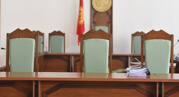 Дело по выводу средств из ««КыргызКредит Банка»: Адвокаты М.Наделя не явились в суд — Tazabek