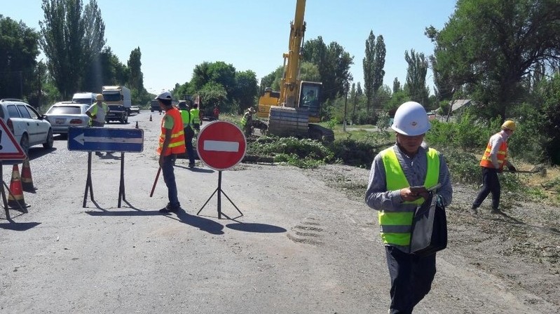 АЗС «Роснефть», забор АЗС «Газпром» — Какие еще объекты Сокулукского района попали под снос при строительстве дороги Бишкек—Кара-Балта? — Tazabek