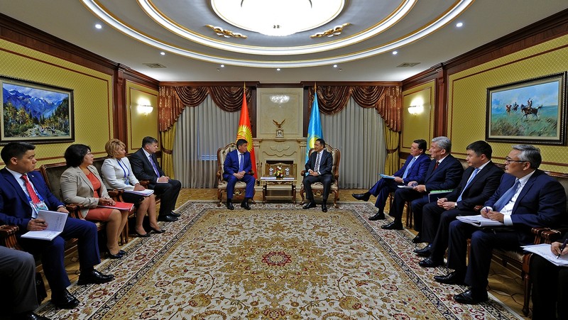 С.Жээнбеков попросил Казахстан ускорить изменение статусов КПП «Токмок — автодорожный» и «Кен-Булун — автодорожный» с двустороннего на многосторонний — Tazabek