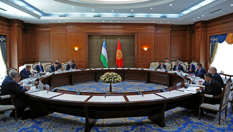 Кыргызстан и Узбекистан обсудили вопросы сборов с автотранспорта, авиатранзита и унифицированных тарифов — Tazabek