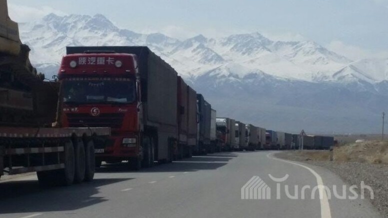 Профсоюз водителей-дальнобойщиков прокомментировал  ситуацию с очередями из машин на границе с Китаем — Tazabek