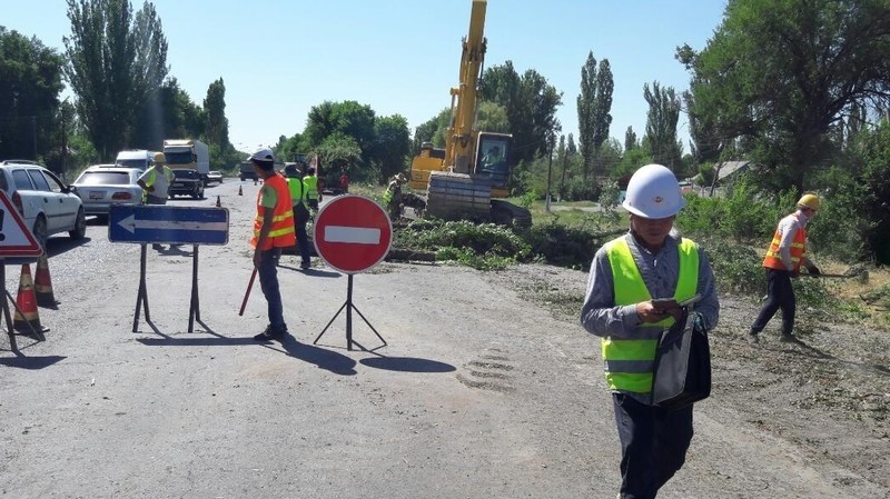 На участке автодороги Бишкек—Кара-Балта провели мобилизацию персонала, дорожно-строительных механизмов и оборудования, - Минтранс — Tazabek