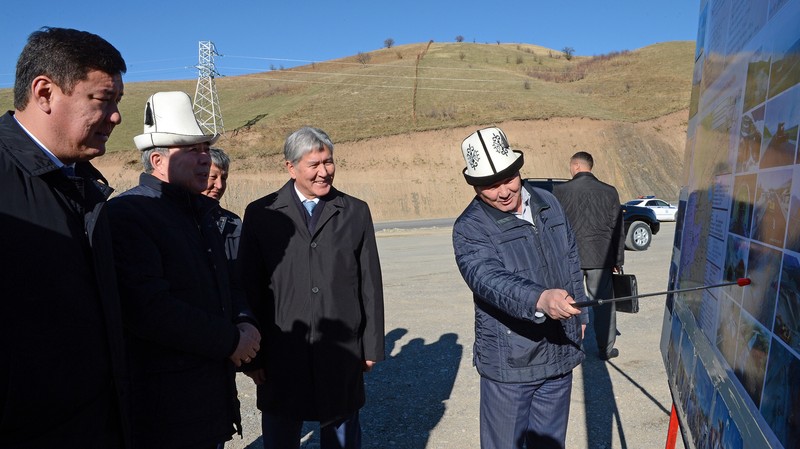 Фото — Президент А.Атамбаев поручил ускорить реализацию проекта строительства
 альтернативной дороги Север—Юг — Tazabek