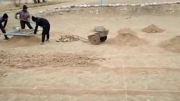 В кочкорском селе Кара-Кунгой строят школьный ледовый каток (видео)