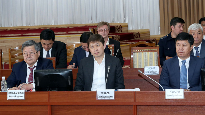 С.Исаков снова попросил указать в заключении депутатской комиссии по ТЭЦ Бишкека все фамилии — Tazabek