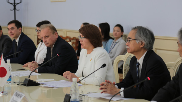 Вице-премьер-министр Омурбекова встретилась с госслужащими, которые отправятся получать знания в Японию