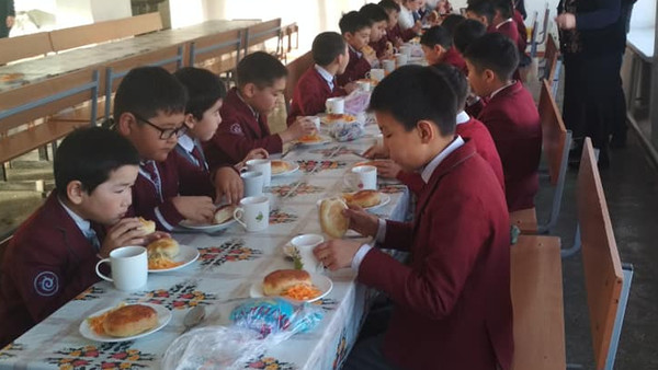 В гимназии №4 Балыкчы ввели горячее питание для младшеклассников (фото)