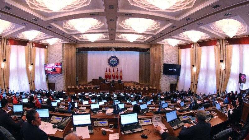 Депутаты отказались продолжать заседание комитета без участия первых лиц правительства и перенесли его — Tazabek