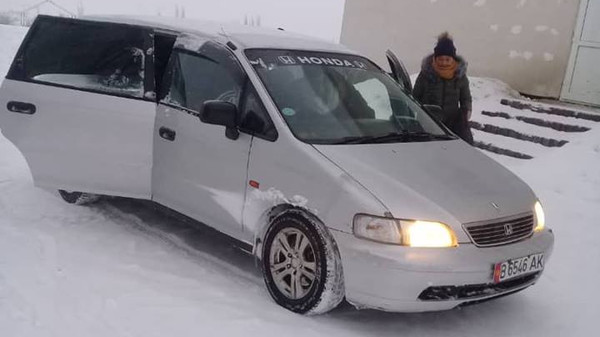 В Чаткальском районе наняли двух водителей на минивенах Odissey для подвоза школьников (фото)