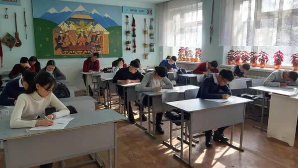 Оштун окуучулары «Кыргызтест» боюнча ыктыярдуу сынак тапшырууда (сүрөт)
