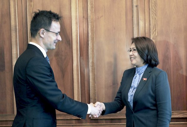 Кыргызстан и Венгрия не используют весь потенциал в развитии взаимоотношений в экономической сфере, - вице-спикер А.Омурбекова — Tazabek