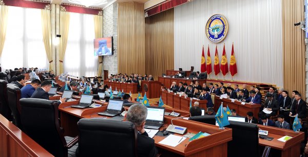 Жогорку Кенеш признал удовлетворительным отчет правительства за 2015 год — Tazabek