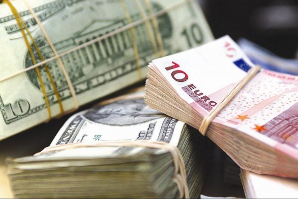 Курс валют: Доллар укрепляется, евро слабеет в цене (графики) — Tazabek