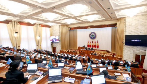 С начала года на зарплату депутатам ЖК потрачено 330 млн сомов или более 60% от всех расходов парламента (суммы) — Tazabek